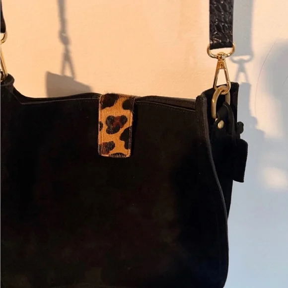 Elegant Black genuine leather crossbody Bag - Picture 2 of 6